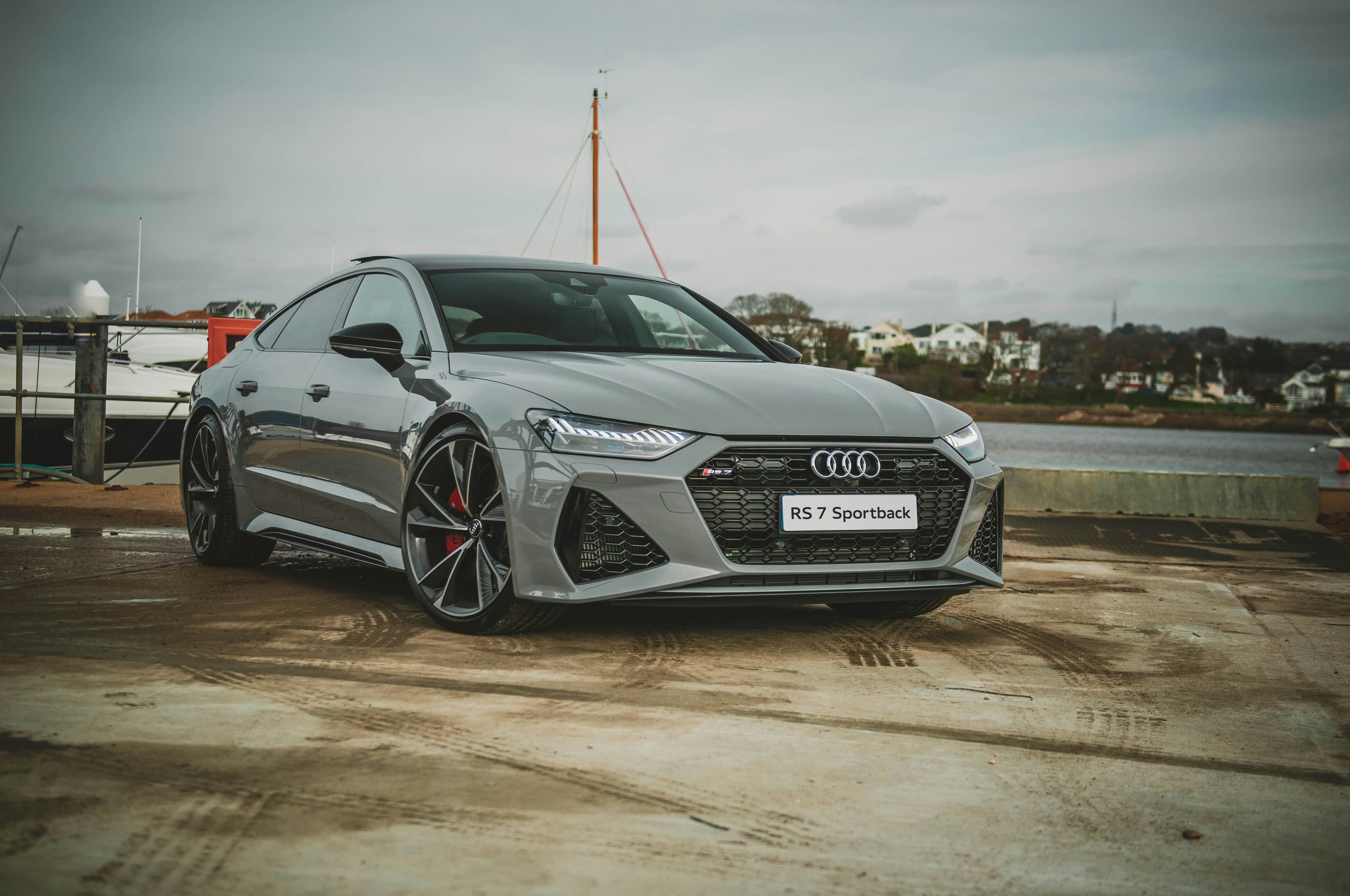 Audi R8 V10 vs RS e-tron GT — brullende V10 of stille bliksem?